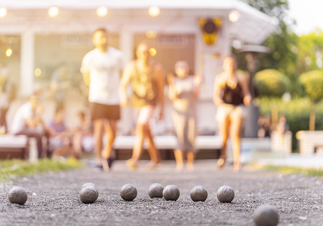 People playing pentaque