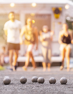 People playing pentaque