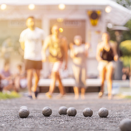 People playing pentaque