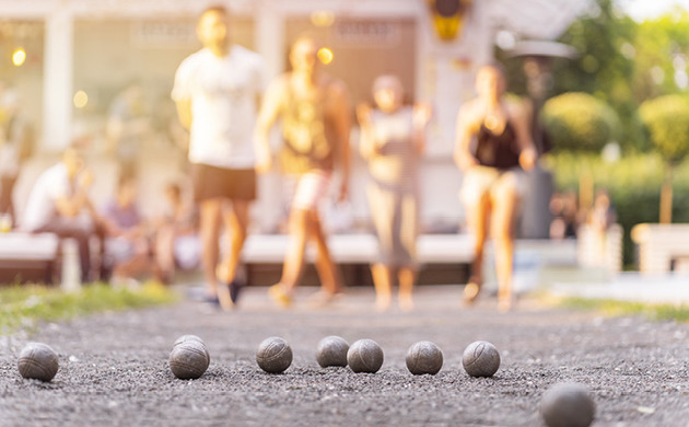 People playing pentaque
